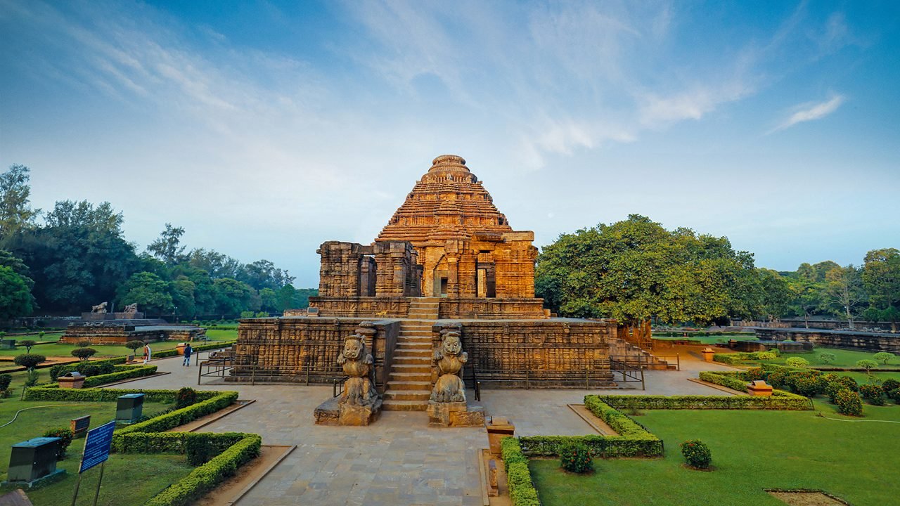 konark-temple-puri-odisha-2-attr-hero (1)